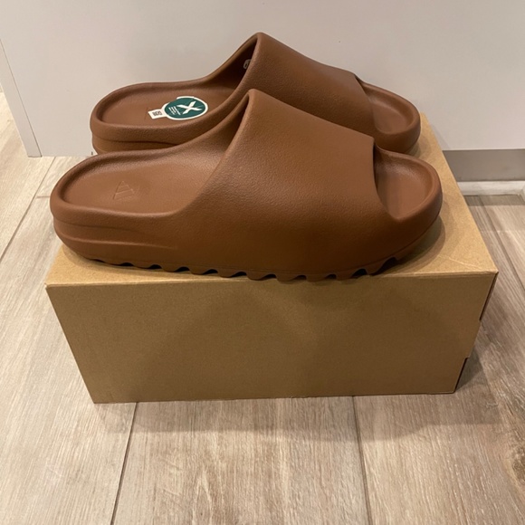 Adidas Yeezy Slides - Picture 6 of 8